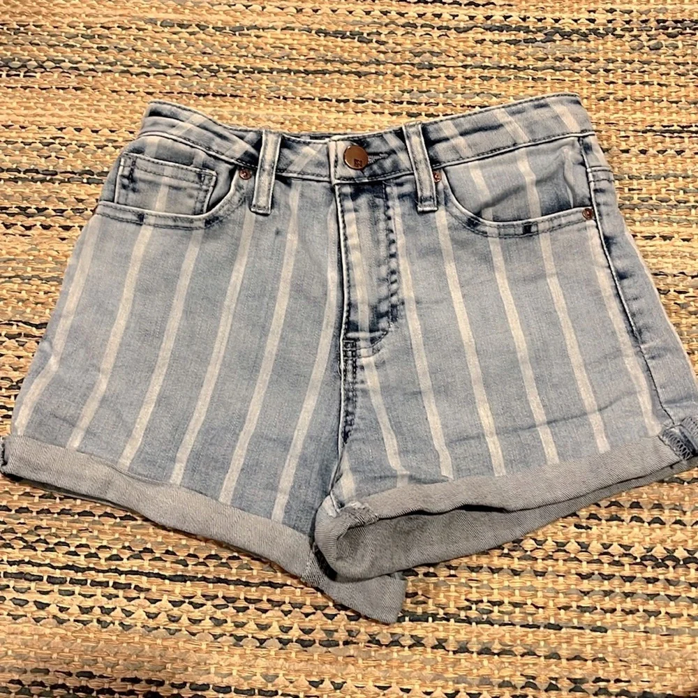 Ex. condition! Tilly’s RSQ Womens Striped Jean Shorts High Rose Cuff Size 0 / 24